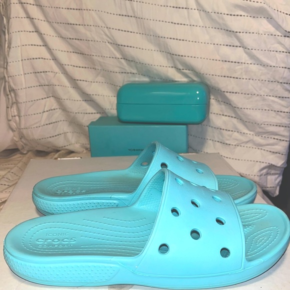 💖 Crocs Aqua slip on slides sandals - sz 7W gently pre owned condition - Picture 1 of 6